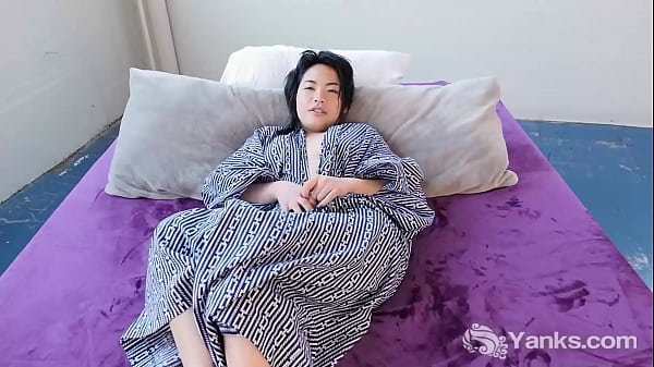 Ngentot Memek Cewek Asia Amatir Berharap Emas, Mainin Lubangnya Sampai Basah