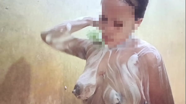 Lihatin Aku Mandi Ya, Biar Kamu Makin Panas Lihat Tubuh Basahku.