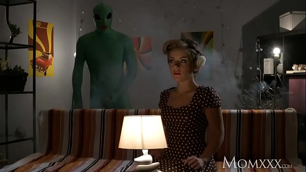 Ibu Rumah Tangga Kesepian Dirambah Alien Saat Malam Halloween, Sampai Tembus Ke Dalam.