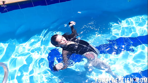 Jessica Bunny Berenang Di Kolam, Basah Kuyup Sambil Menggoda.