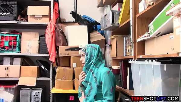 Gadis Arab Remaja Ketahuan Mencuri, Lalu Digaruk Dan Digasak Habis Oleh Satpam.