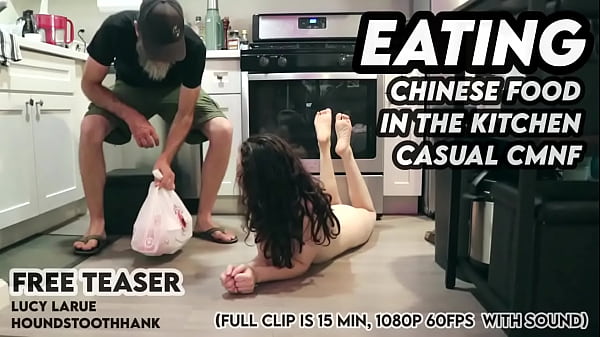 Makan Mie China Di Dapur, Telanjang Santai Sambil Nungguin