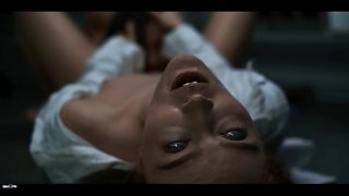 Cewek Seksi Digerayangi Parasit Alien Yang Mengendalikan Pikiran