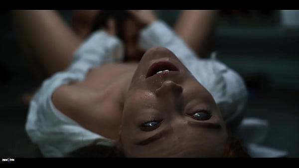 Cewek Seksi Digerayangi Parasit Alien Yang Mengendalikan Pikiran