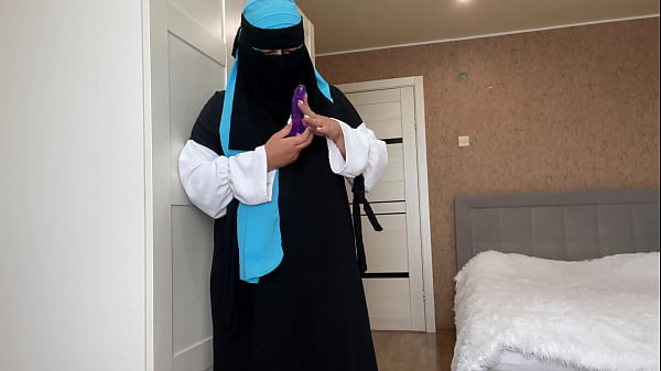 Istri Arab Berhijab Lagi Bersih-bersih Nemu Mainan Sex, Langsung Makin Panas Dan Ngaceng