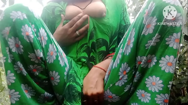 Indian Desi Jungle Mein Bhabhi Jaakar Apne Chhoot Ka Paani Nikaala
