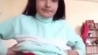 Bokep Cewek Kuliahan Imut Lagi Mainin Memek Basah.