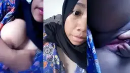 Cewek Hijab Cantik Pamer Memek Tembek Basah Ngajak Crot