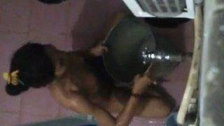 Tonton Video Pembantu India Mandi, Aksi Nakal Bikin Tegang
