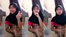 Ukhti Bocil Colmek Sambil Vcs Sama Ayang