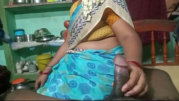 Desahan Malam Di Desa, Ibu Tiri Dan Anak Tiri Saling Menggoda Di Kamar.