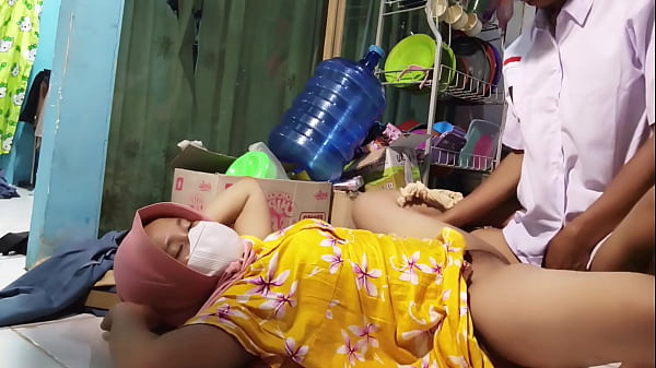 Ajak Ngentot Ibu Tiri Sebelum Berangkat Sekolah, Bikin Pagi Makin Panas.