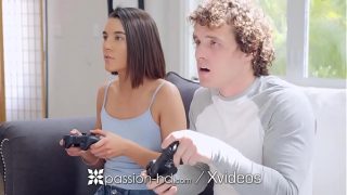 Kakak Tiri Ngewe Kontol Besar! Main Game Jadi Mulus Banget
