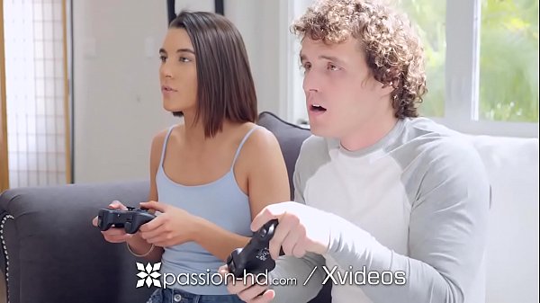 Kakak Tiri Ngewe Kontol Besar! Main Game Jadi Mulus Banget