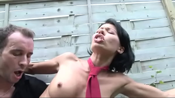 Abis Ngentot Di Belakang Sekolah, Cewek Muda Nelenin Semua.