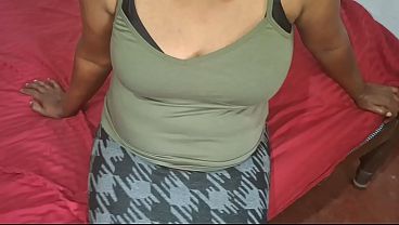 Wanita Asia Lagi Santai Sendirian, Siap Digoda Dan Dimanjain.