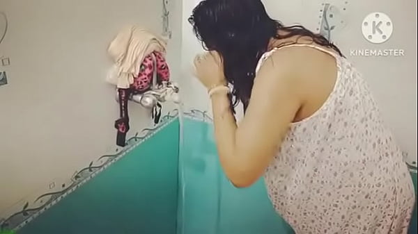 Desi Mandi Basah Kena Senggol, Bikin Makin Erotis