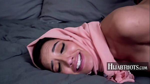 Goyangin Pantat Chloe Amour, Panggilan Malam Buat Si Arab Nakal.