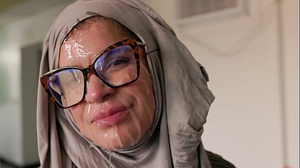 Hijab Cosplay – Cewek Bule Matre Digocok Muka