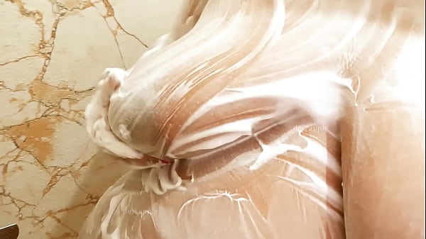 Desi Bhabhi Mandi Basah, Tubuh Menggoda, Air Mengalir Di Lekuk Memikat.