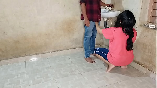 Bhabhi Ne Jawaan Plumber Se Apni Choot Ki Pyaas Bujhayi, Chudai Ki Jabardast Pyaas!
