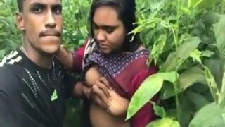 Desi Bejat Liar Ngebor Sange Berat Di Semak-semak Outdoor, Crot Di Mana-mana