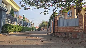 Astaga, Mama Arab Ngebetin Memek Di Luar Rumah Deket Jalan Raya