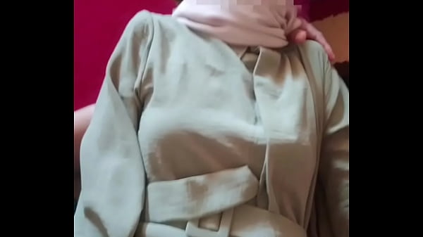 Saudari Tiri Berjilbab Digebukin Pas Lebaran, Makin Hot Makin Liar.