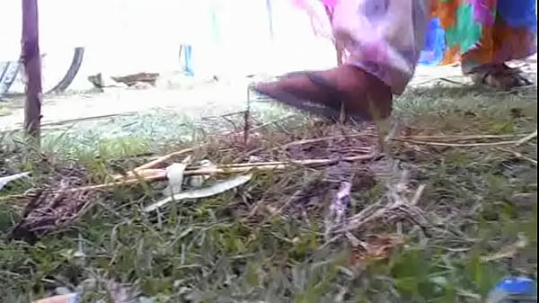 Desi Ngocok Sambil Pipis Basahin Lantai.