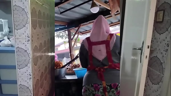 Mamah Montok Berjilbab, Siap Digoyang Penuh Nafsu