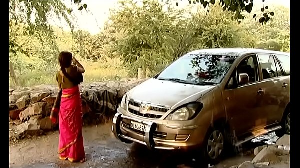 Ibu-ibu Desa India Lagi Cuci Mobil, Adegan Hot Eksklusif Tanpa Sensor, Wajib Tonton