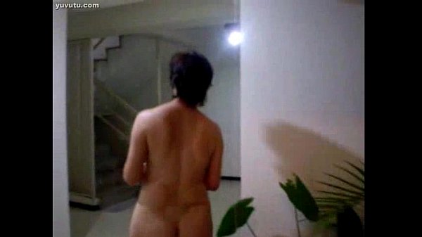 Si Montok Tua Siram Tanaman, Bikin Basah Kuyup