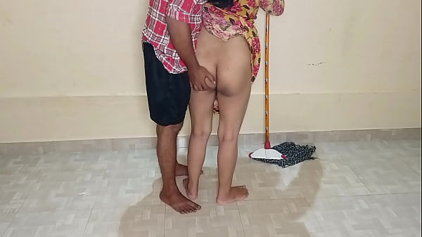 कमरे में पोछा लगा रही कामवाली आंटी को लंड चूसने पर मजबूर करके जोरदार चोदा! साफ हिंदी में आवाज