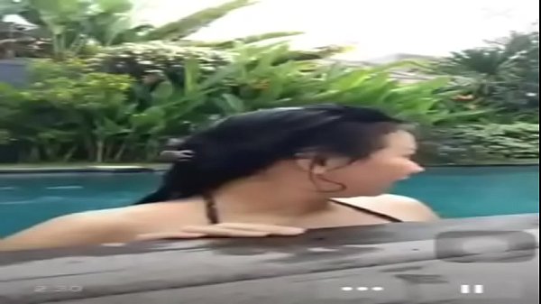 Ngentot Di Kolam Renang Pas Siaran Langsung