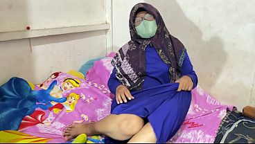 Wanita Berhijab Lagi Mainin Diri Sendiri, Nafasnya Berat, Badan Menggigil Nikmat.