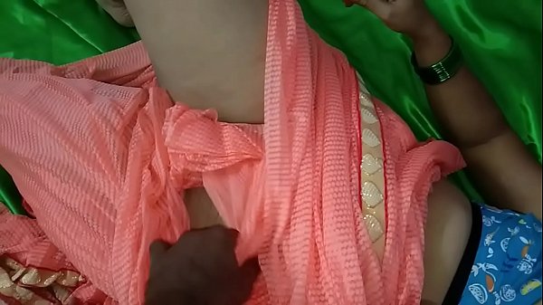 देसी सविता को जोर से चोदते हुए, उसकी चीखें सुनकर मजा आ रहा है